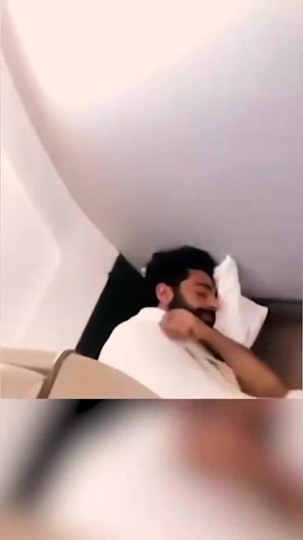 婴儿般睡眠~萨拉赫在飞机上席地而睡引起张伯伦等人大笑