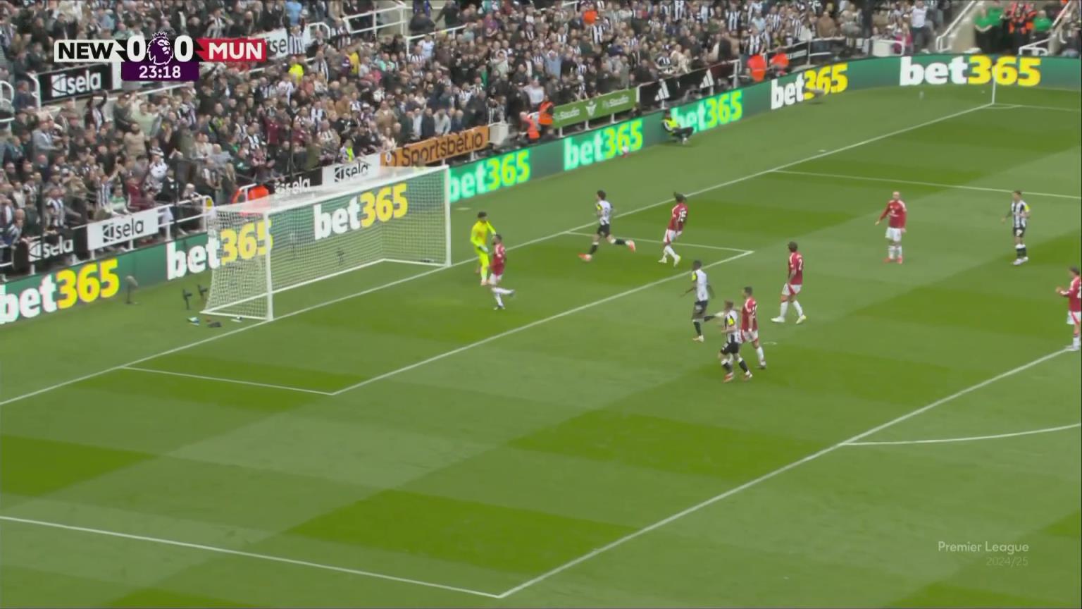 曼联落后！伊萨克精彩挑球助攻，托纳利凌空抽射破门