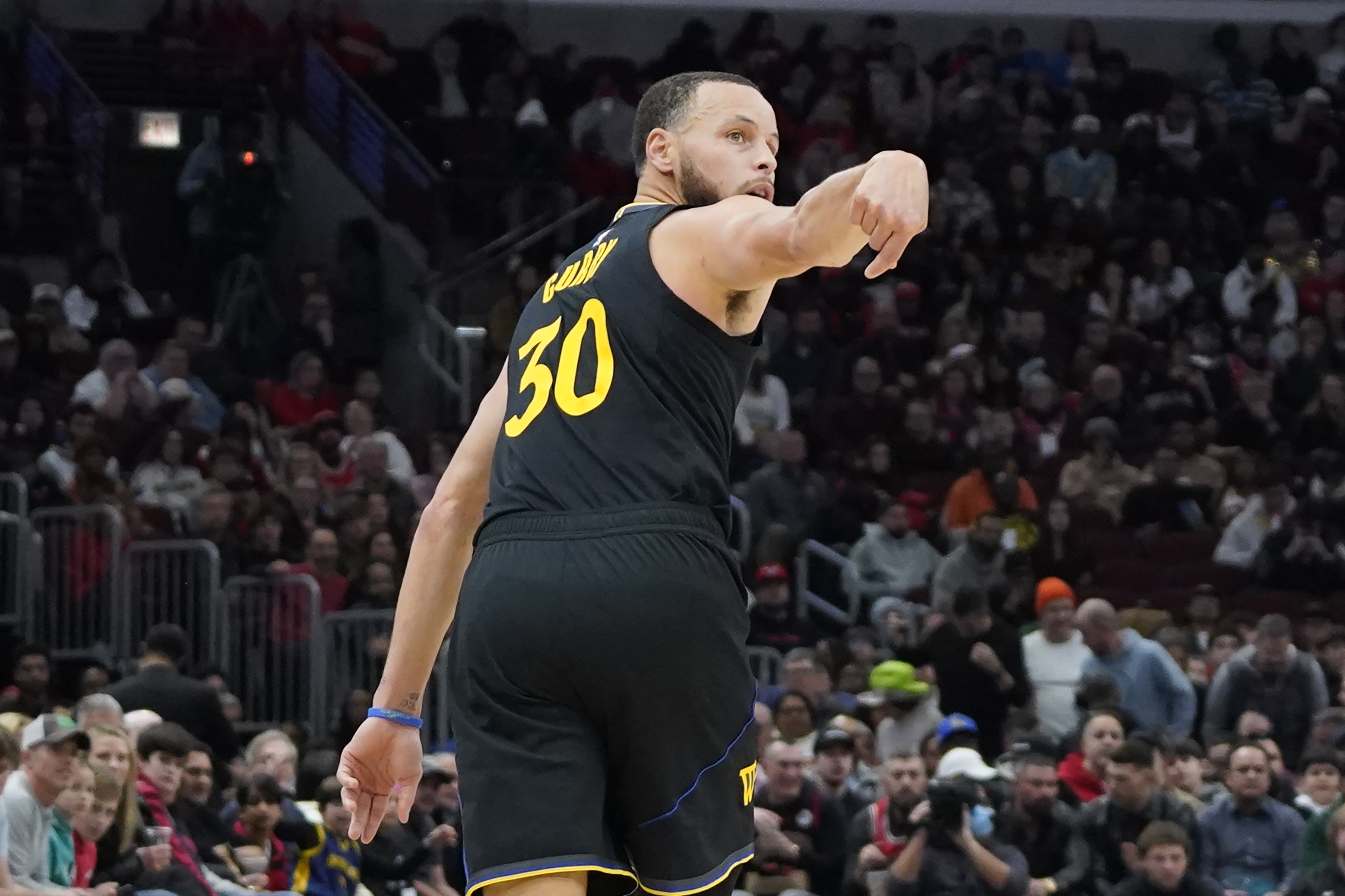 NBA单场进8+三分场数榜：库里87次断档第1 表哥第2克莱第3哈登第4